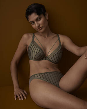 marksandspencer_LINGERIE AW23_T815050L_Autograph_plunge podprsenka s prouzkem_949Kc_kalhotky_499Kc_zelena.jpg